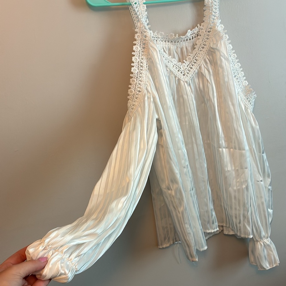 Women’s white top size medium - Picture 2 of 5